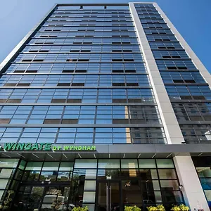 Wingate By Wyndham Long Island Hotel